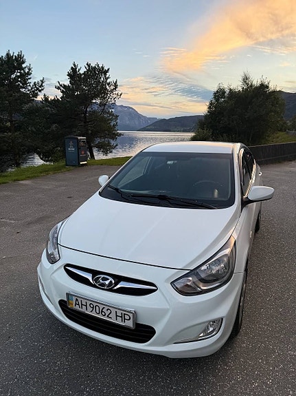 Hyundai Accent 2 of 19