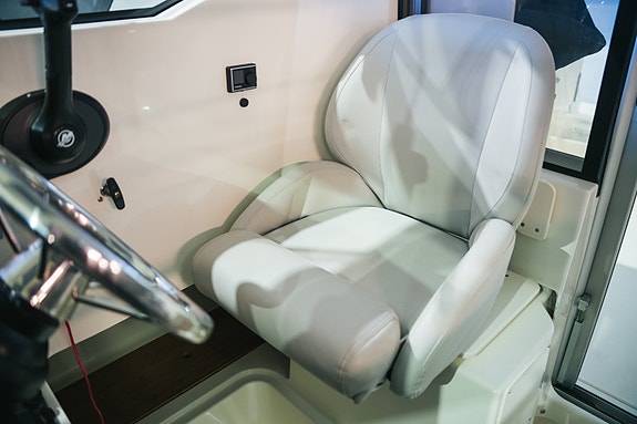 Quicksilver 625 Pilothouse m/Mercury F150 4 of 14