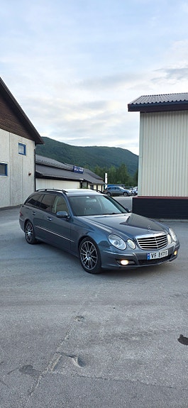 Mercedes-Benz E220 2 of 23