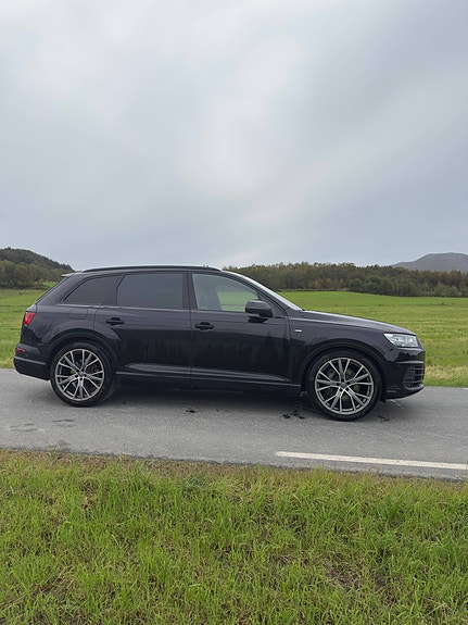 Audi Q7 2 of 21
