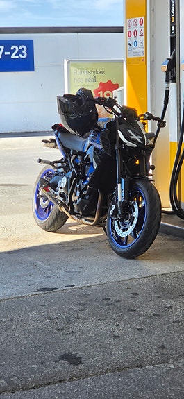 Yamaha MT-09 4 of 7