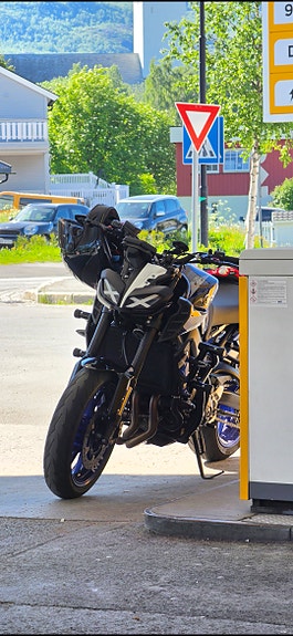 Yamaha MT-09 3 of 7