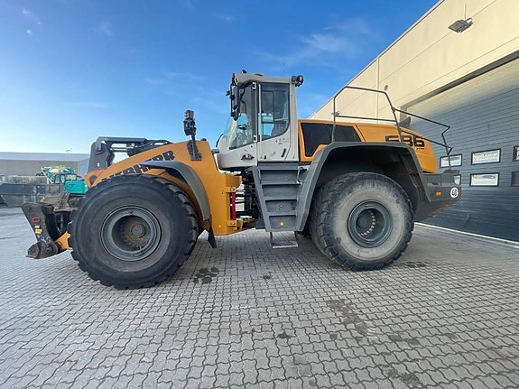 Liebherr L586XPower 2 of 10