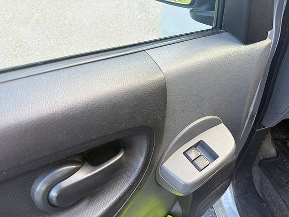 Nissan NV200 19 of 30