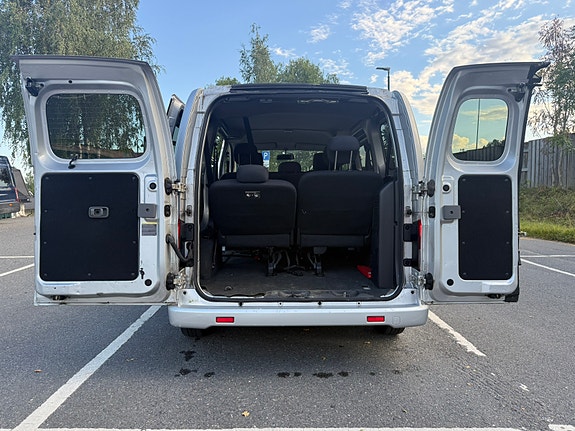 Nissan NV200 10 of 30
