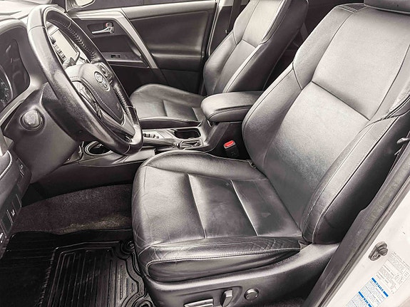 Toyota RAV4 8 of 15
