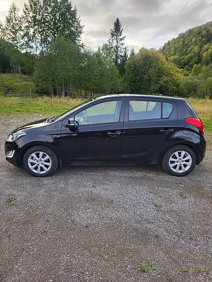 Hyundai i20 2 of 15