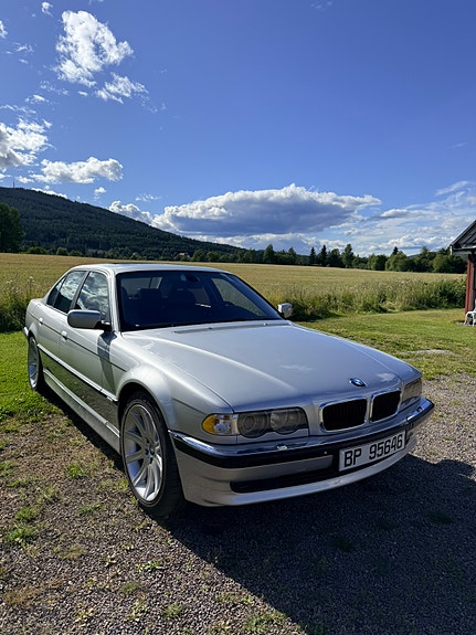 BMW 728i 2 of 19
