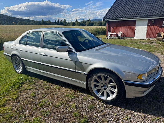 BMW 728i 5 of 19