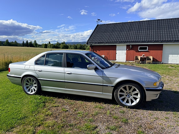 BMW 728i 4 of 19