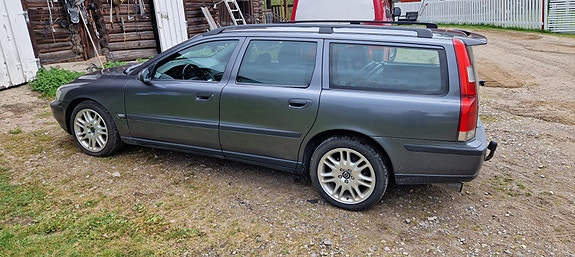 Volvo V70 2 of 30