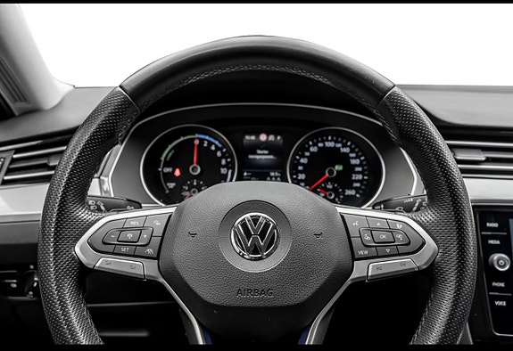 Volkswagen Passat 23 of 30
