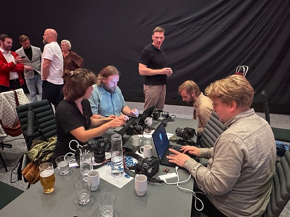 Her er praktikantane ved Firda sin "desk" i samband med valvaka i Førde 8. september.