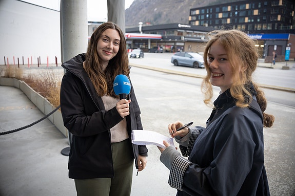 Ellisiv og Hedda er på jobb med blokk og mikrofon.