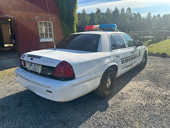 Ford Crown Victoria 4 of 13
