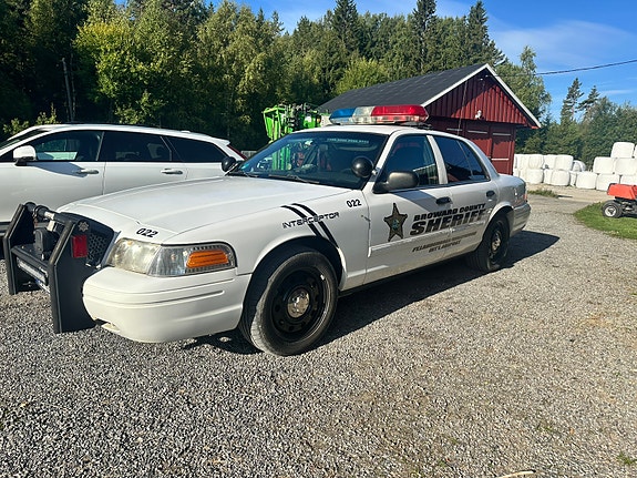 Ford Crown Victoria 2 of 13