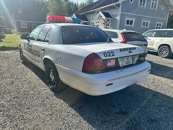 Ford Crown Victoria 3 of 13
