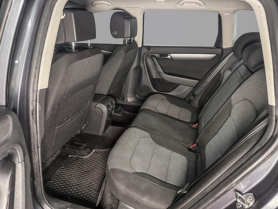 Volkswagen Passat 22 of 30