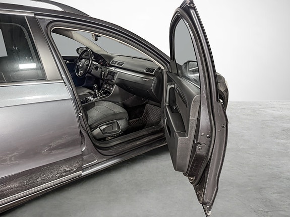 Volkswagen Passat 16 of 30