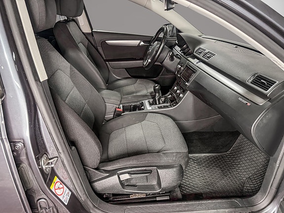 Volkswagen Passat 18 of 30