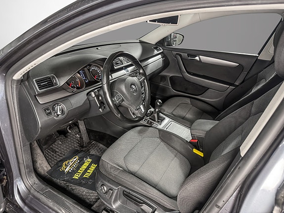 Volkswagen Passat 10 of 30