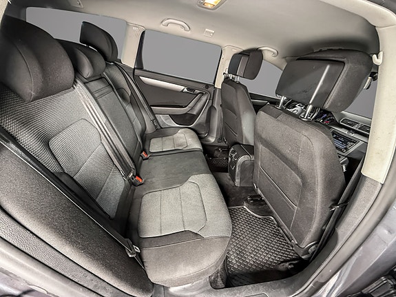 Volkswagen Passat 25 of 30