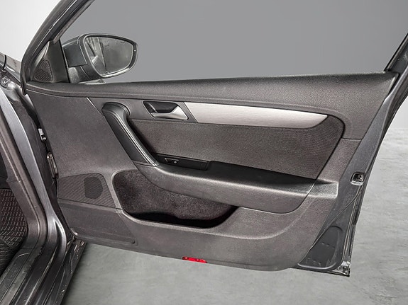Volkswagen Passat 17 of 30