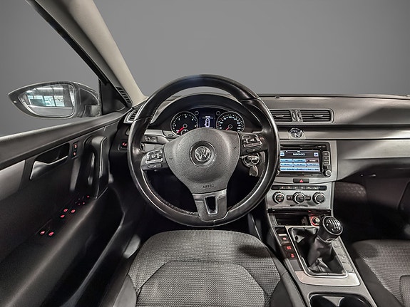 Volkswagen Passat 13 of 30