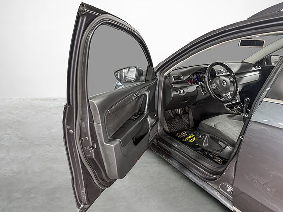 Volkswagen Passat 8 of 30
