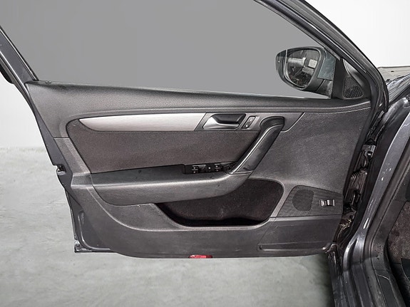 Volkswagen Passat 9 of 30