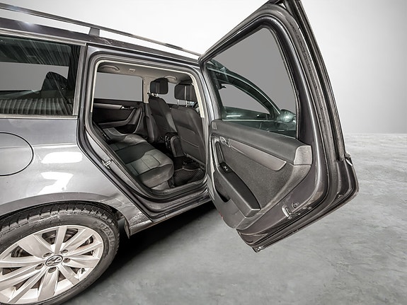 Volkswagen Passat 23 of 30