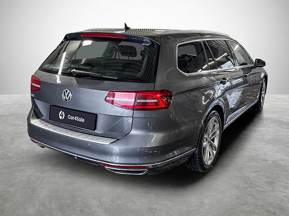 Volkswagen Passat 4 of 28