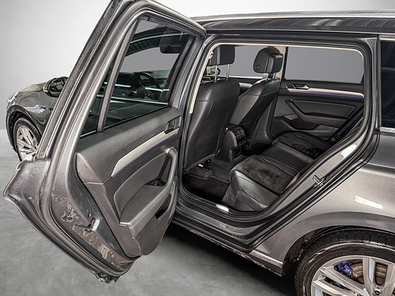 Volkswagen Passat 19 of 28