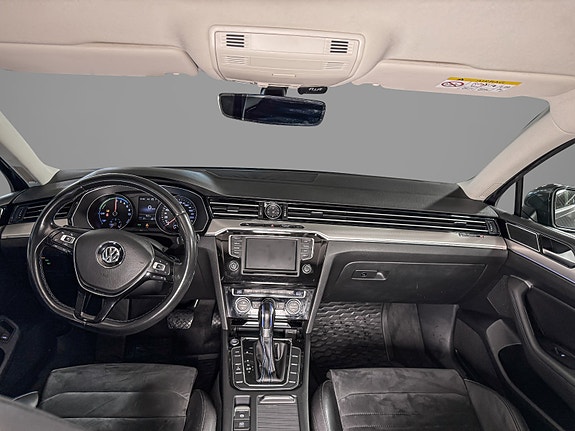 Volkswagen Passat 10 of 28