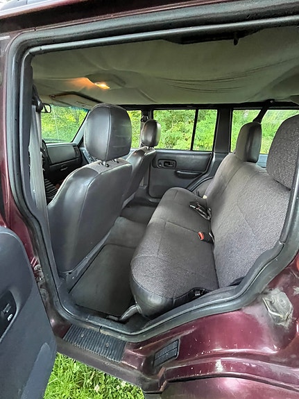 Jeep Cherokee 7 of 12