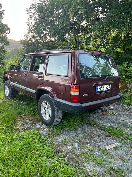 Jeep Cherokee 2 of 12