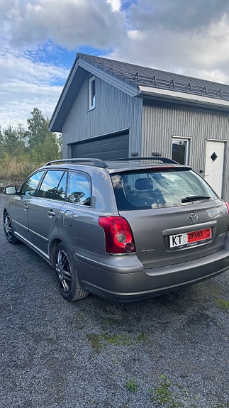 Toyota Avensis 2 of 7