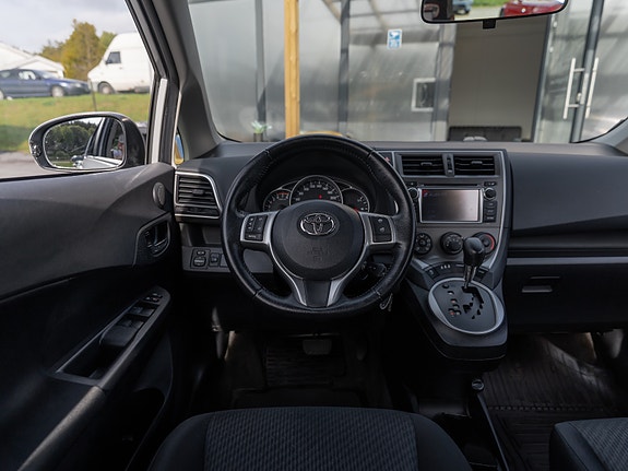 Toyota Verso-S 25 of 30