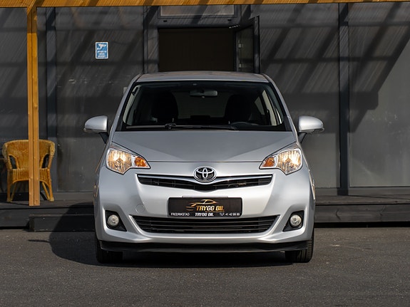 Toyota Verso-S 2 of 30
