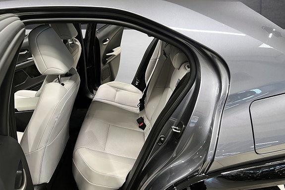 Lexus UX300e 11 of 22