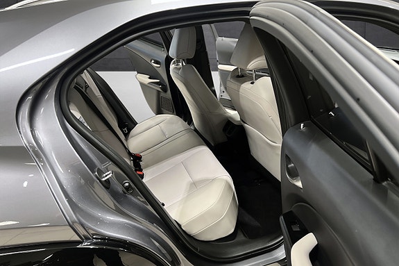 Lexus UX300e 13 of 22
