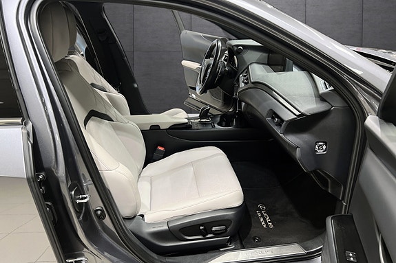 Lexus UX300e 17 of 22