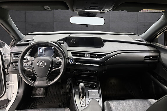 Lexus UX300e 10 of 22