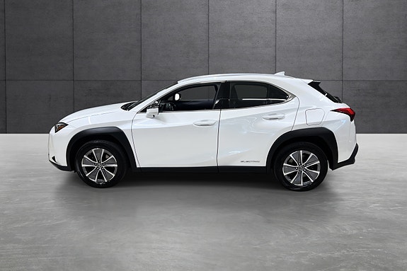 Lexus UX300e 2 of 22