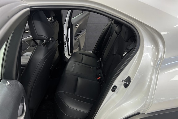 Lexus UX300e 19 of 22