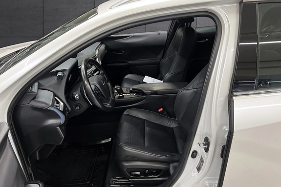 Lexus UX300e 11 of 22