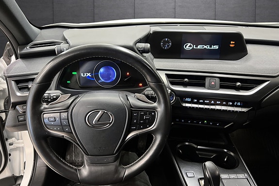 Lexus UX300e 12 of 22