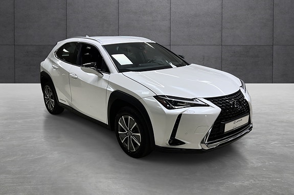 Lexus UX300e 7 of 22