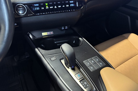 Lexus UX300e 17 of 24