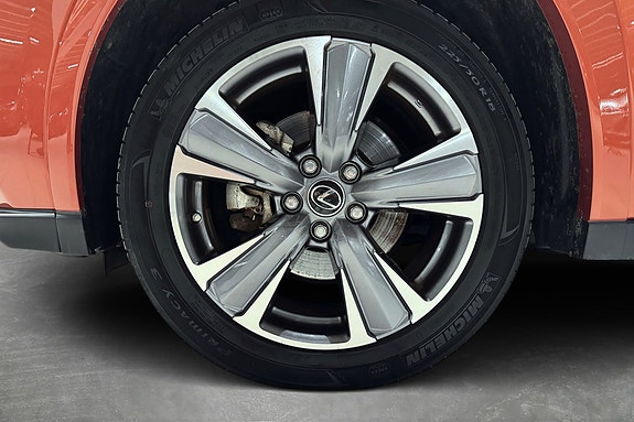 Lexus UX300e 23 of 24